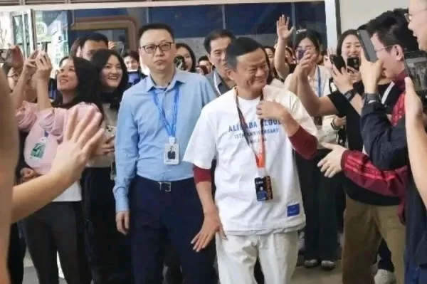 那个坐在马云身边的白衣少年，扛起了阿里云的未来