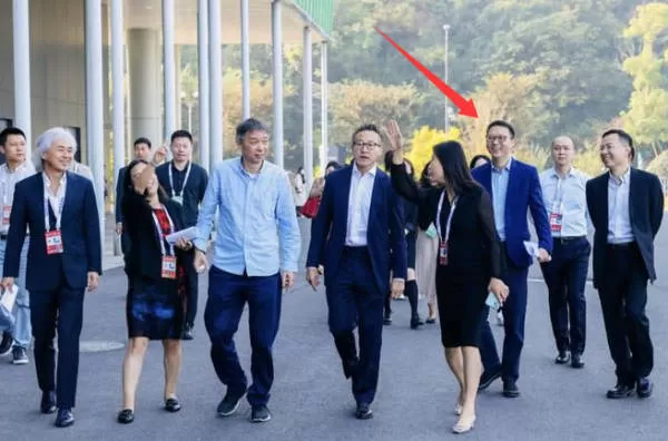 那个坐在马云身边的白衣少年，扛起了阿里云的未来